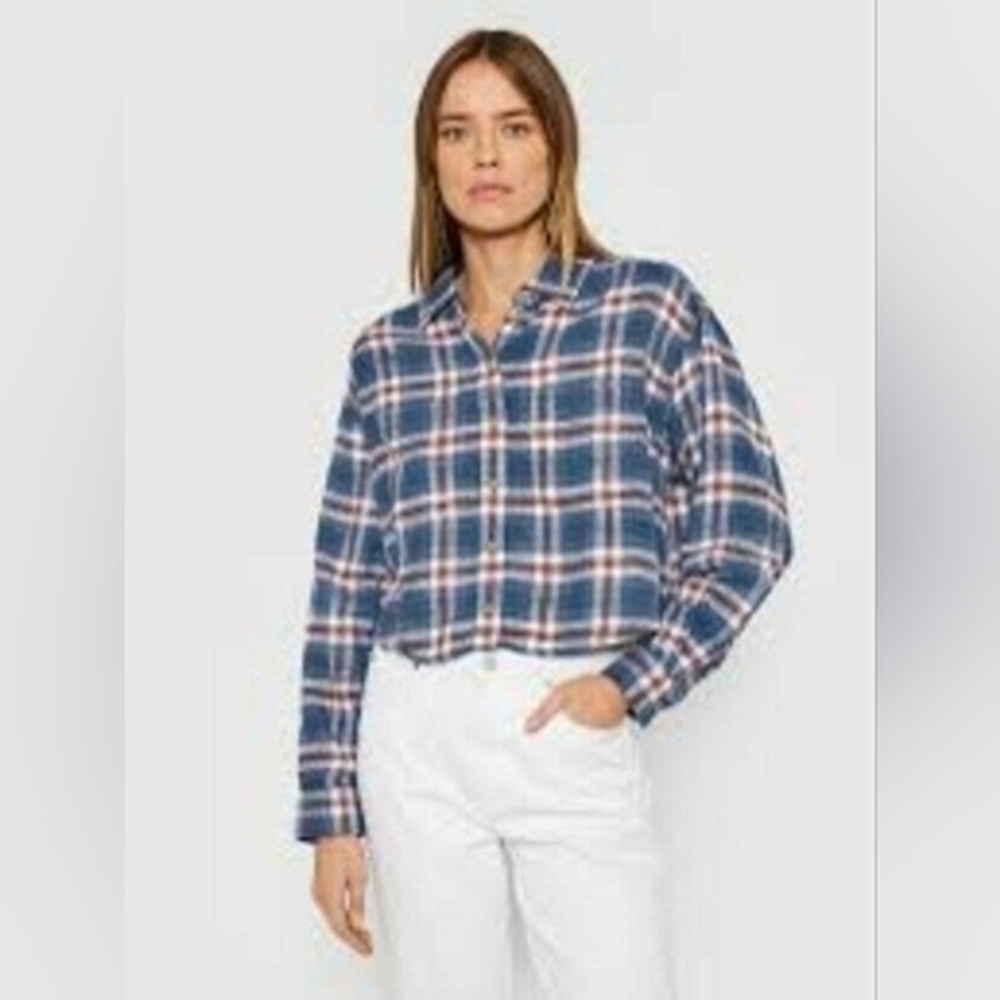 American Eagle Outfitters Cropped Flannel Plaid Shirt